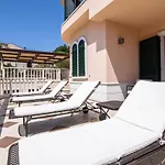Seaside With A Swimming Pool - 7561