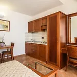 Apartman Seaside With A Swimming Pool - 7561 Trogir