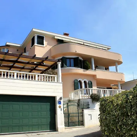 Seaside With A Swimming Pool - 7561