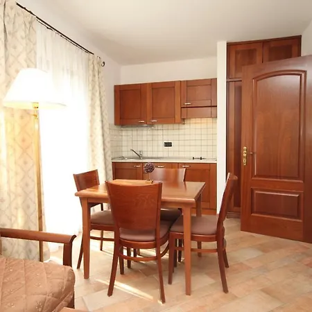 Seaside With A Swimming Pool - 7561