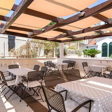 Apartman Seaside With A Swimming Pool - 7561