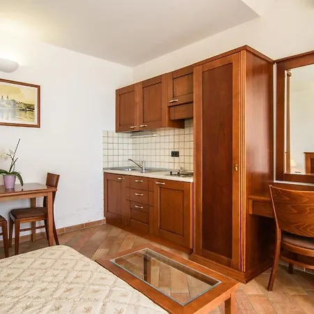 Apartman Seaside With A Swimming Pool - 7561 Trogir