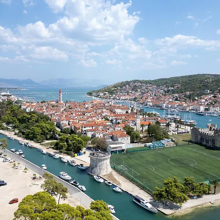 Seaside With A Swimming Pool - 7561 Trogir