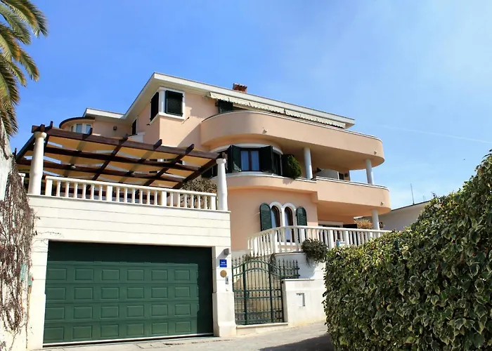 Seaside With A Swimming Pool - 7561