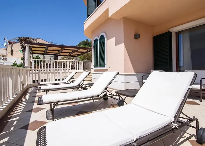 Seaside With A Swimming Pool - 7561