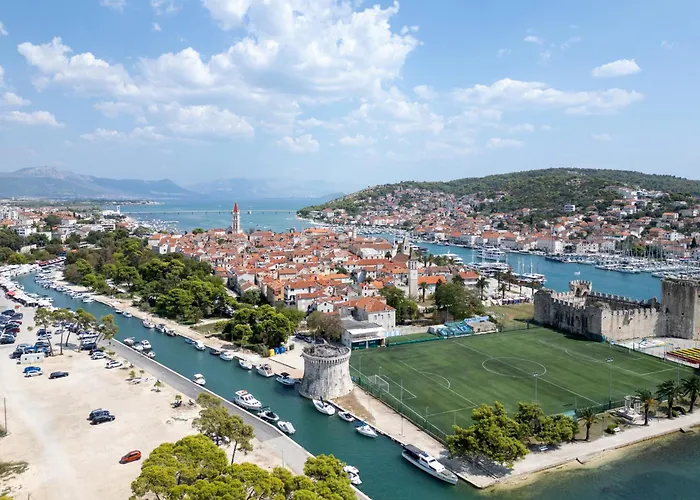 Seaside With A Swimming Pool - 7561 Trogir