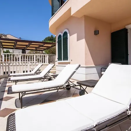 Seaside With A Swimming Pool - 7561