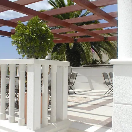 Apartment Seaside With A Swimming Pool - 7561 Trogir