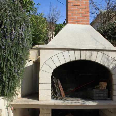 Apartment Seaside With A Swimming Pool - 7561 Trogir